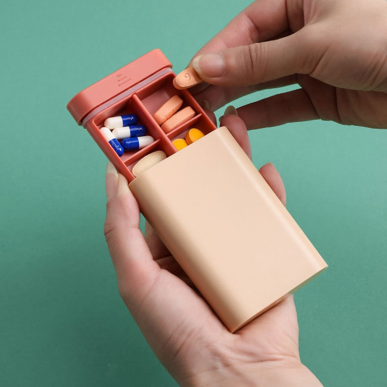 Groen compact supplementendoosje voor onderweg; ideaal voor vitamines en medicatie.