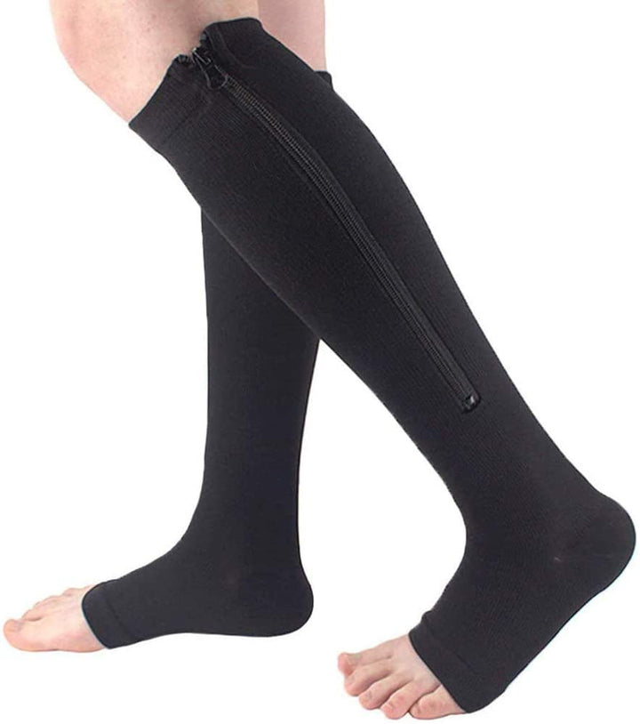 Unisex compressiekousen gedragen om het been, tonen comfortabele pasvorm en ondersteuning tegen zwelling.