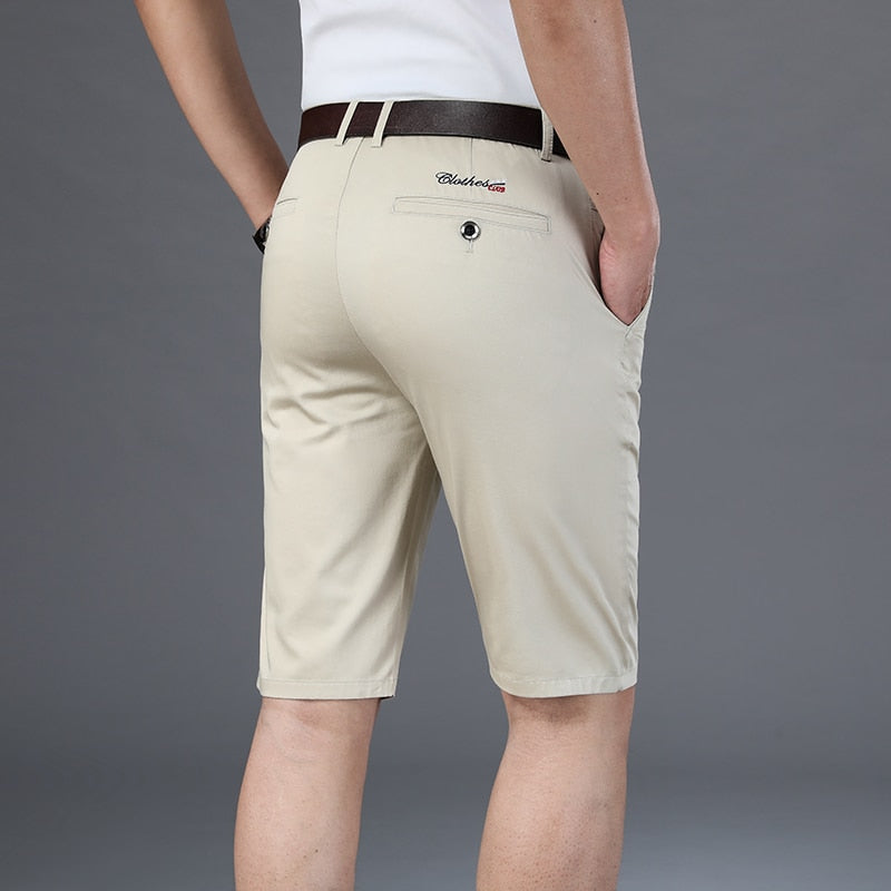 Mannelijke chino zomershort, ideaal als nette korte broek voor vakantie en strand.