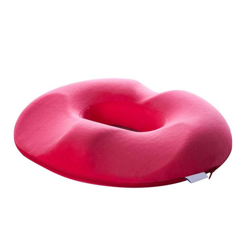 Roze ergonomisch zitkussen voor pijnverlichting bij aambeien. Perfect voor langdurig zitten thuis of werk.