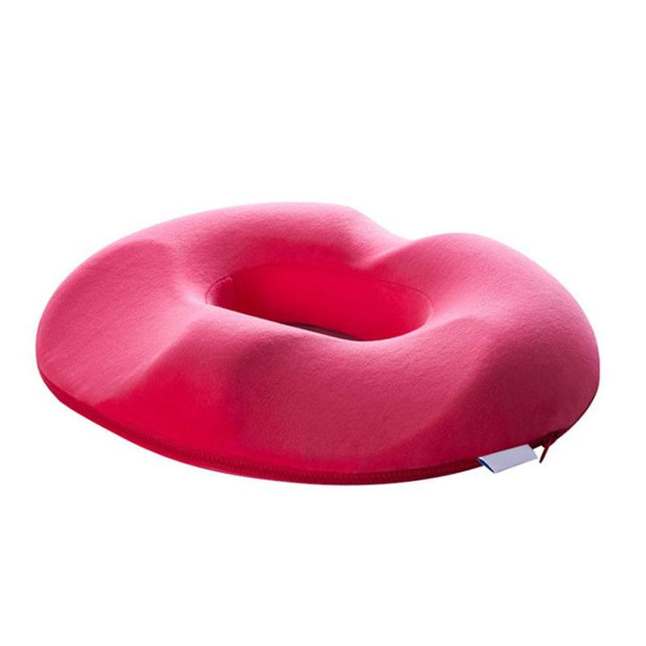 Roze ergonomisch zitkussen voor pijnverlichting bij aambeien. Perfect voor langdurig zitten thuis of werk.