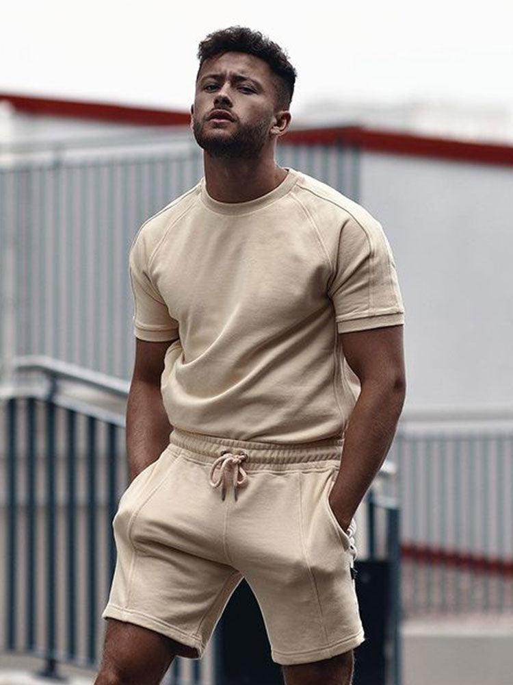 Heren casual zomerset met comfortabel T-shirt en bijpassende shorts, ideaal voor vrije tijd en stijlvolle mode.
