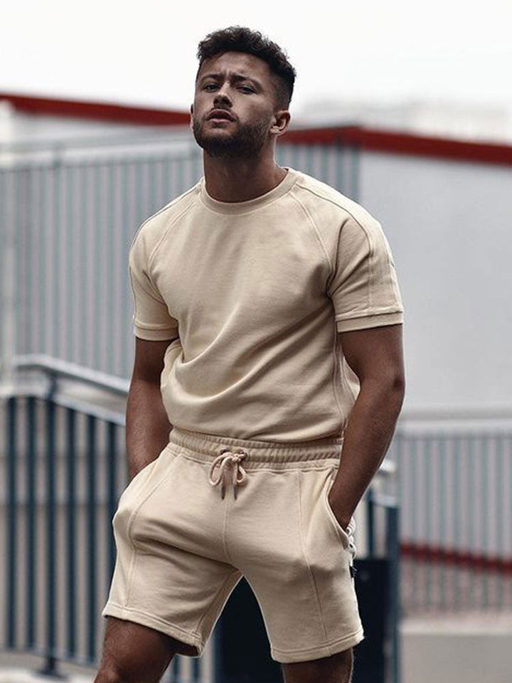Heren casual zomerset met comfortabel T-shirt en bijpassende shorts, ideaal voor vrije tijd en stijlvolle mode.