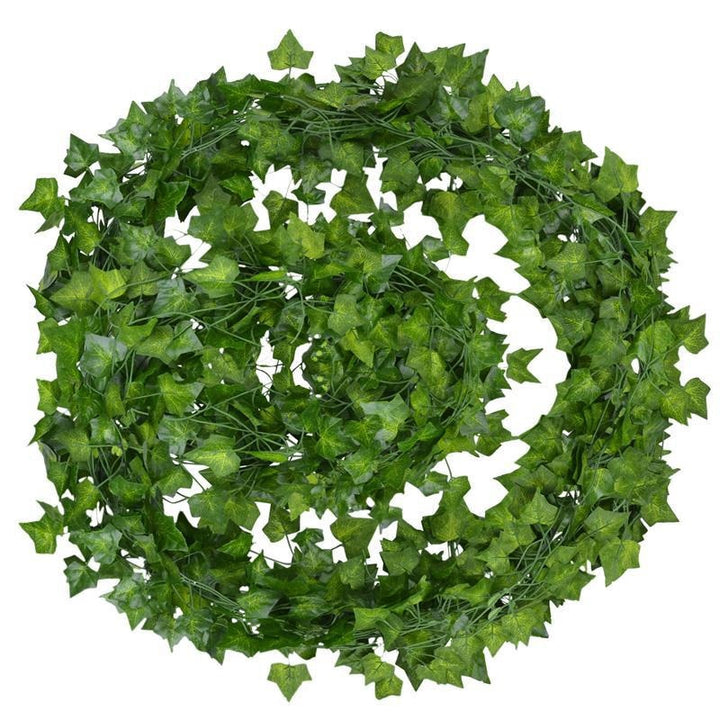Decoratieve kunst klimop slinger voor muur, balkon of hek. Realistische groene kunstplant, ideaal voor tuin.