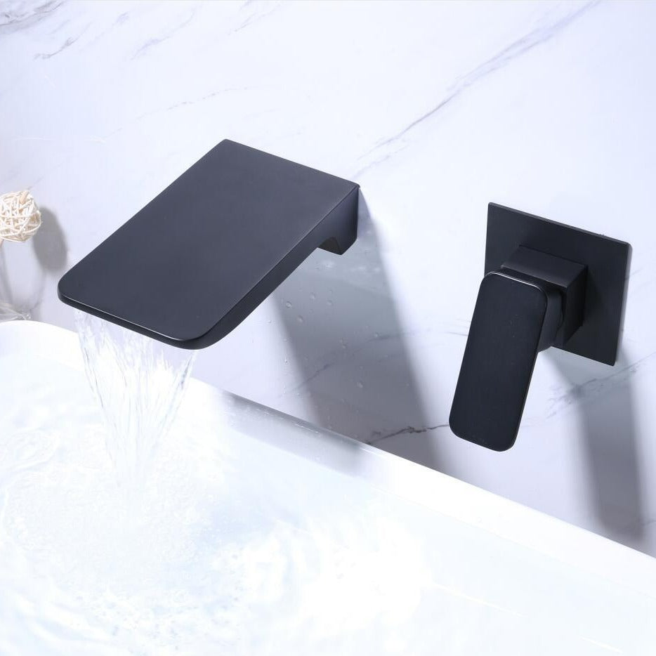 Stijlvolle matzwarte sensor wandkraan met watervaluitloop. Hygiënisch en waterbesparend, perfect voor moderne badkamers.