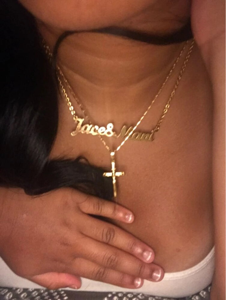 Gouden ketting elegant gedragen, tijdloos design voor dames en heren. Een stijlvol sieraad accessoire.