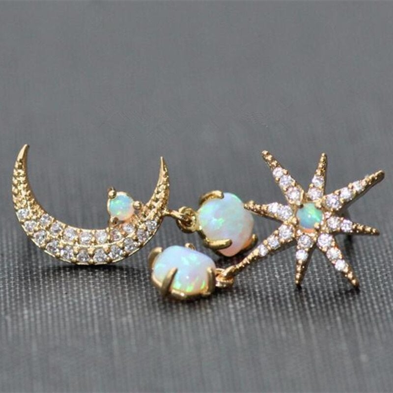 Dames gouden oorhangers: maan en sterren design met schitterende opaal. Stijlvolle sieraden voor haar.