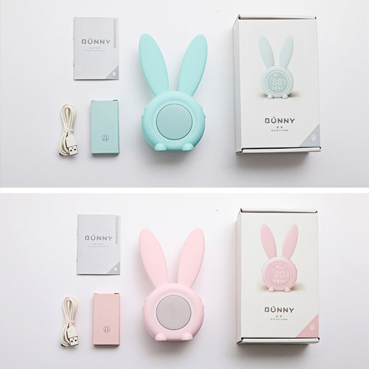 Compacte roze konijn slaaptrainer, een handige kinderwekker en nachtlampje voor elk kind.