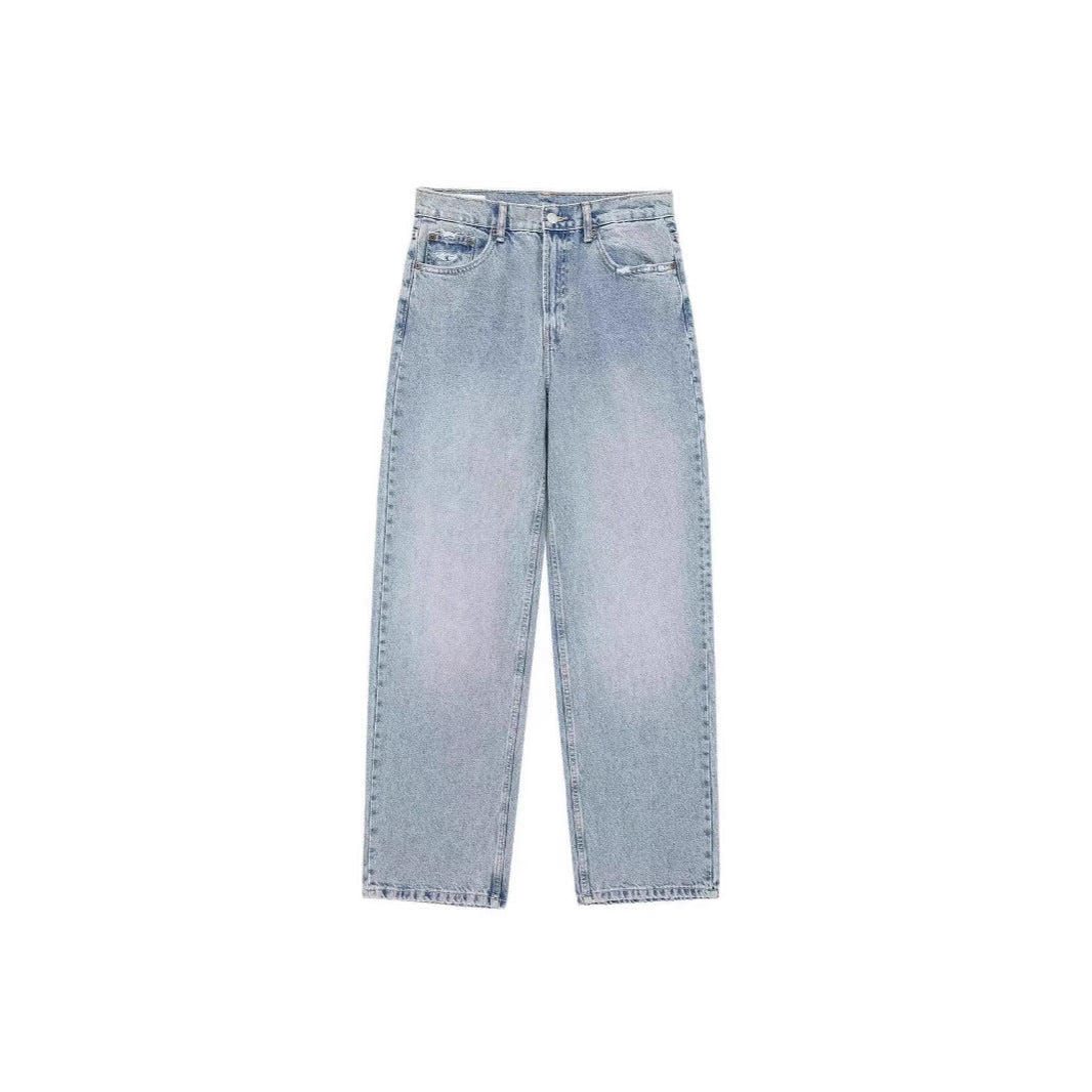 Casual damesjeans WC2026: rechte pijp, vintage blauw denim, scheuren. Perfect voor een tijdloze, comfortabele stijl.