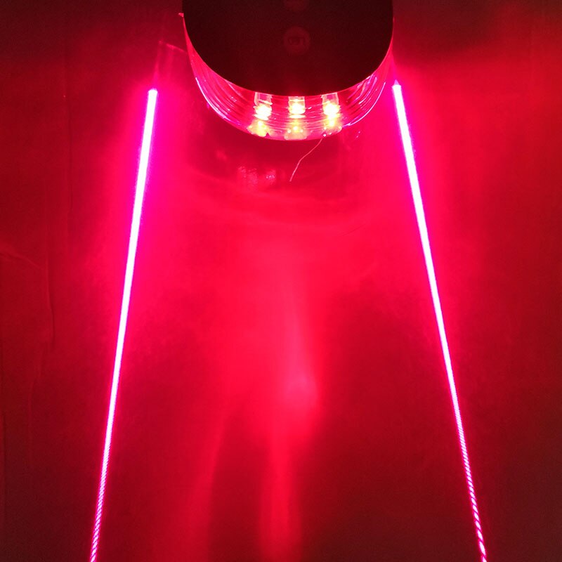 Detail van rood fiets LED achterlicht; toont waterbestendig ontwerp en eenvoudige montage voor fietsveiligheid.