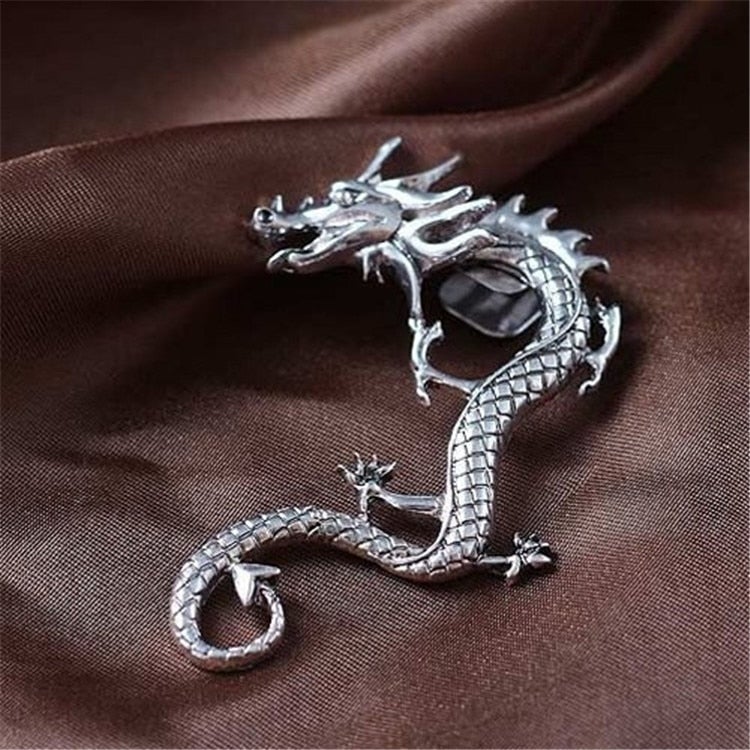 Dames zilverkleurige drakenoorbellen Nysa, gedetailleerd verzilverd ontwerp. Perfect mystiek cadeau.