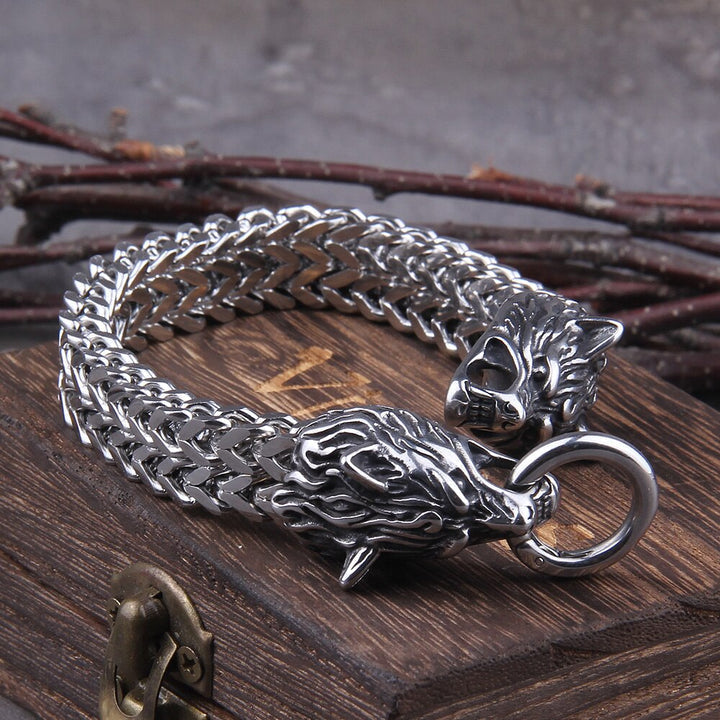 Detailfoto handgemaakte zilveren Viking wolf armband. Robuust heren sieraad met Noords design.