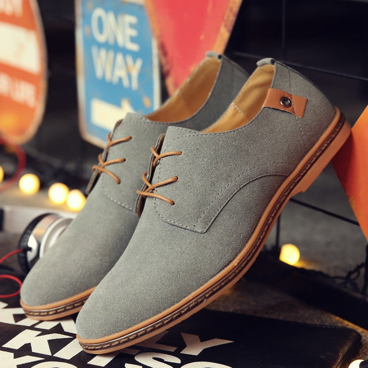 Man draagt stijlvolle Heren Otto Oxford schoenen, perfect gecombineerd met een zakelijk pak voor een elegante uitstraling.