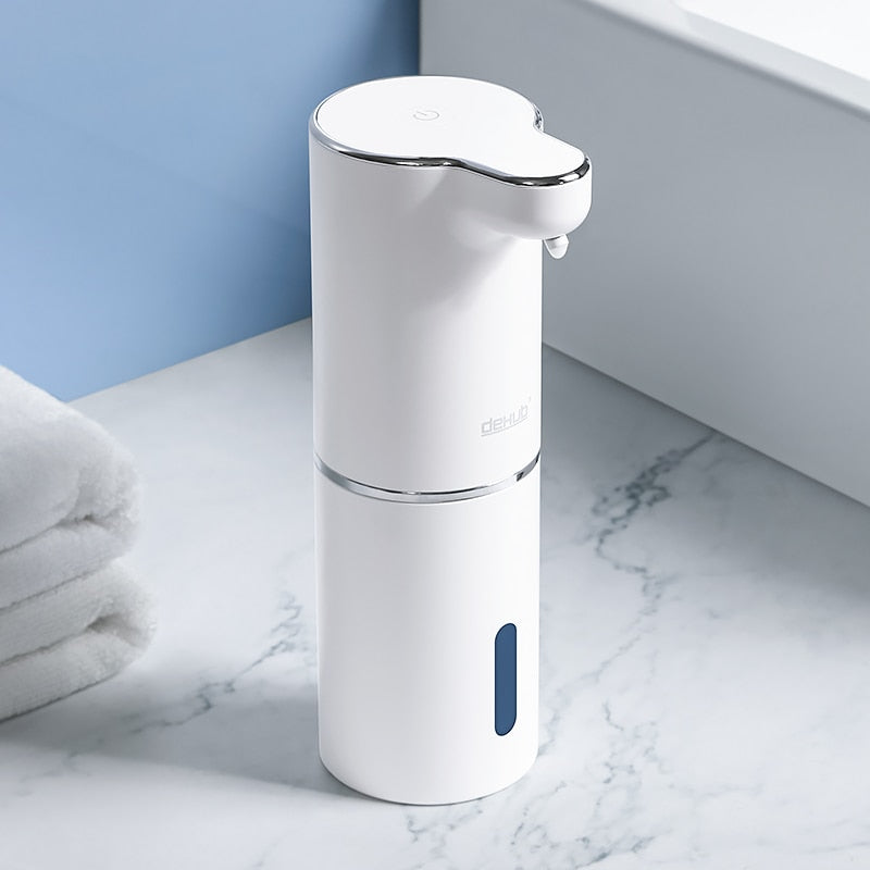 Automatische contactloze schuim zeepdispenser voor hygiënisch handen wassen in badkamer of keuken.
