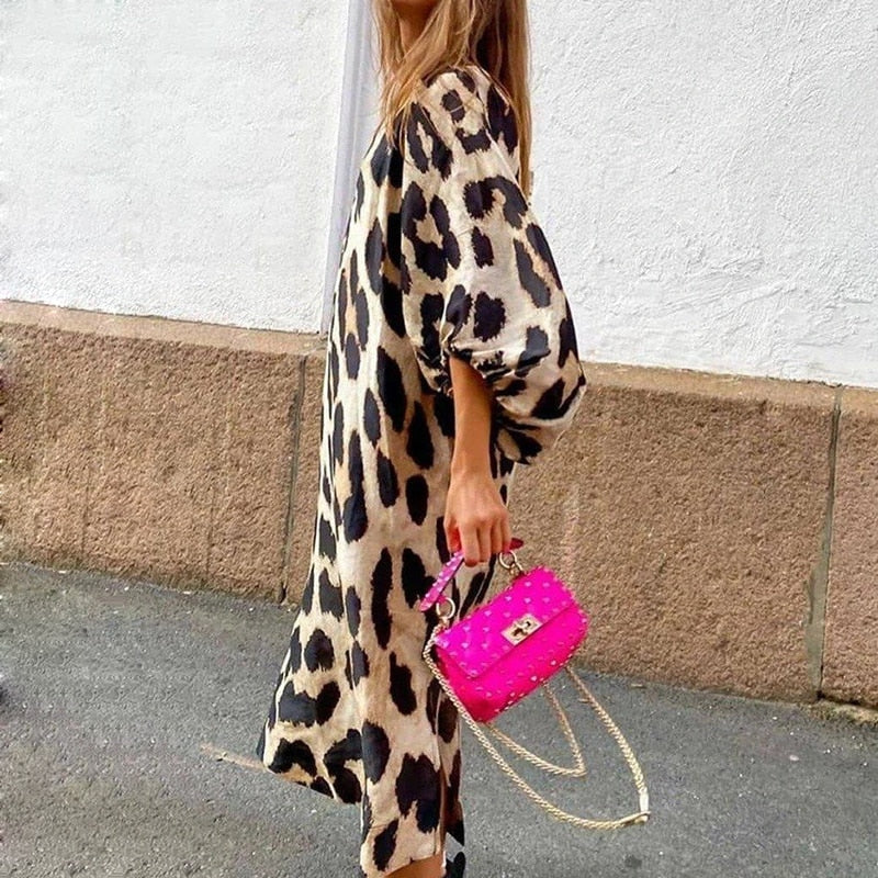 Stijlvolle avondkleding: klassieke luipaardprint jurk met V-hals en 3/4 mouwen, ideaal voor feesten.