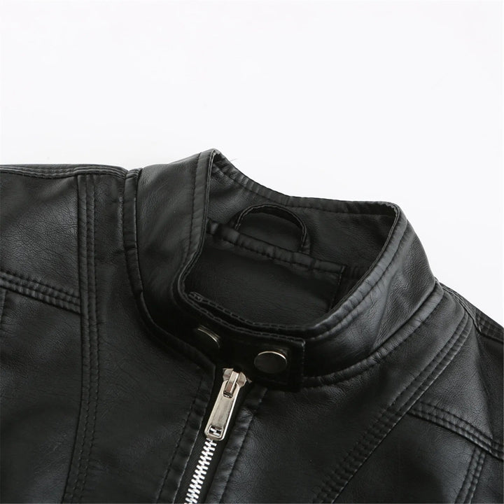 Trendy damesjack met ritssluiting. Ideaal voor modebewuste vrouwen, elk seizoen.