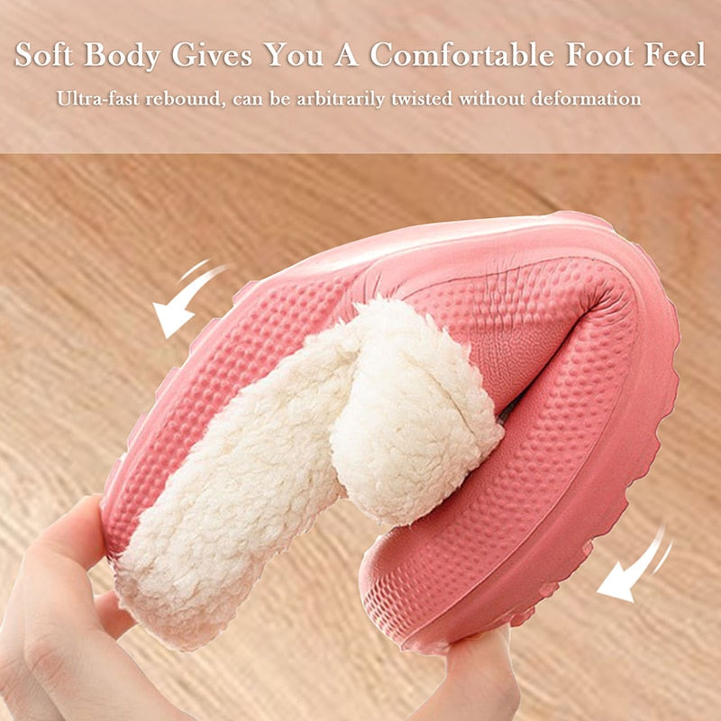 Waterdichte warme huissloffen aan de rand van een bed, klaar voor gebruik.