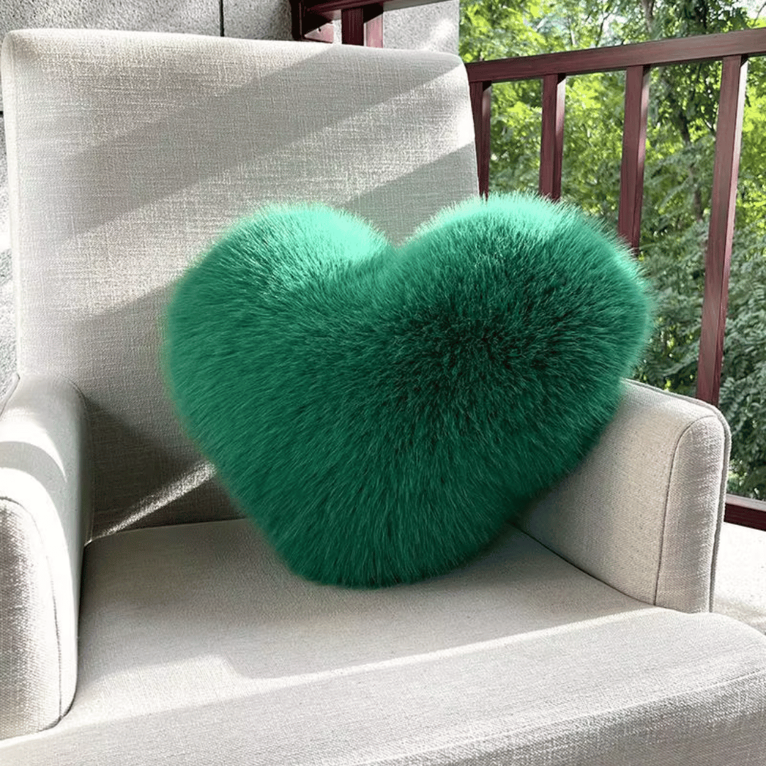 Zacht HUGNEST decoratiekussen in hartvorm, ideaal voor gezellige interieuraccenten.