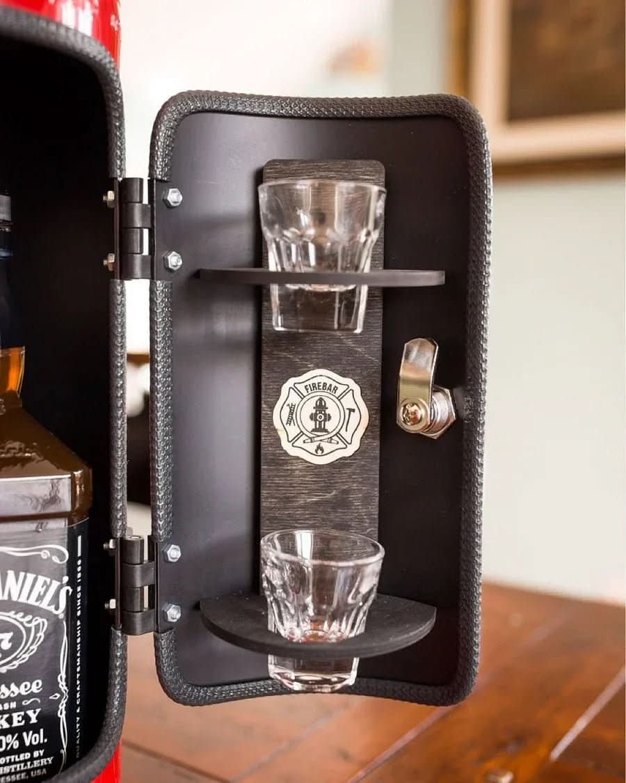 Decoratieve brandblusser die dient als verborgen mini-bar. Perfect voor huisdecoratie of kantoor.