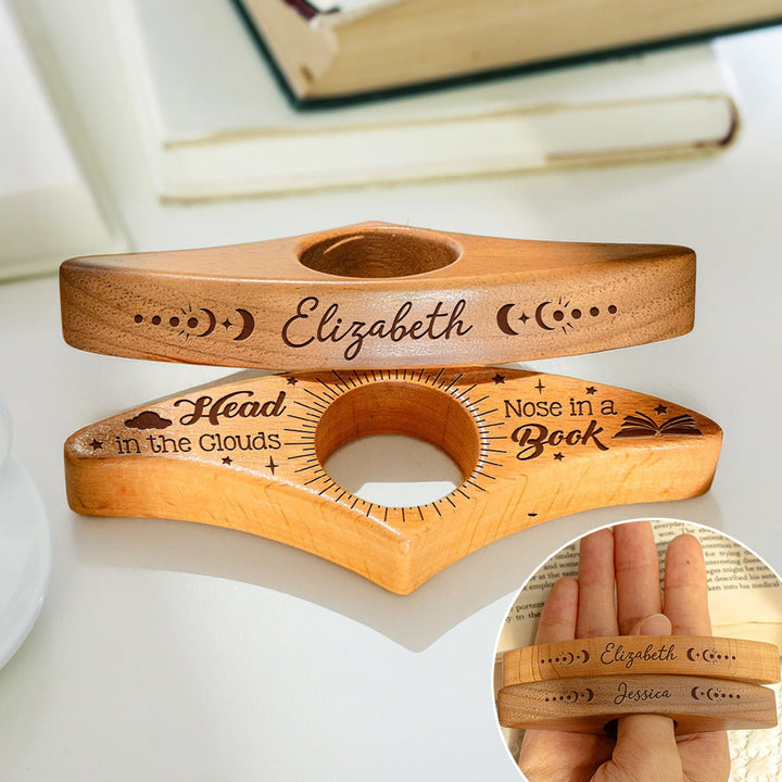 Houten boekenhouder met unieke gravure, een persoonlijk cadeau voor elke boekenliefhebber die comfort zoekt.