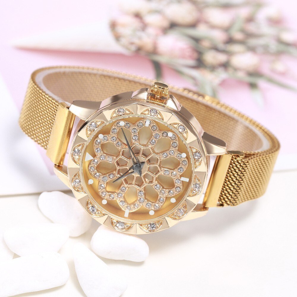 Chic dames modeaccessoire: bloemhorloge met kristallen wijzerplaat en comfortabele, verstelbare rosegouden meshband.