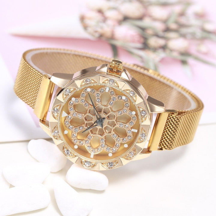 Chic dames modeaccessoire: bloemhorloge met kristallen wijzerplaat en comfortabele, verstelbare rosegouden meshband.
