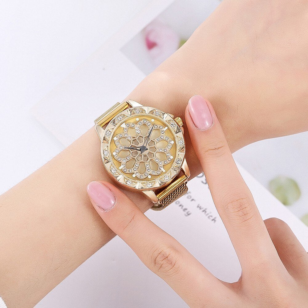 Dames horloge: bloem design, kristallen wijzerplaat, roestvrijstalen rosegouden kast en fijne meshband.