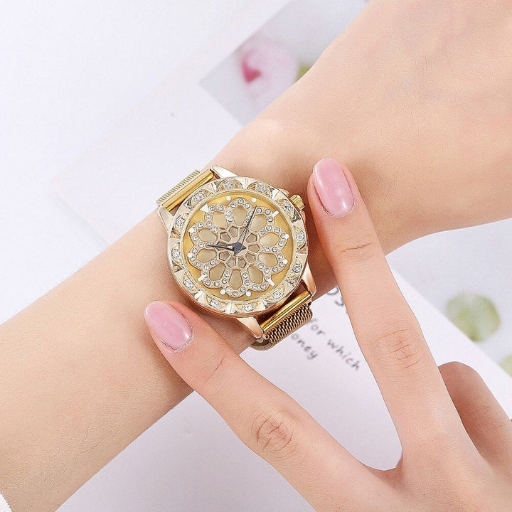 Dames horloge: bloem design, kristallen wijzerplaat, roestvrijstalen rosegouden kast en fijne meshband.