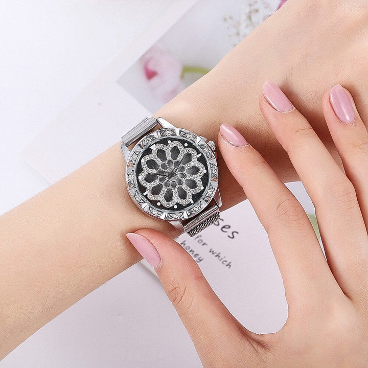 Sprankelend dames bloemhorloge met heldere kristallen wijzerplaat en soepele rosegouden meshband.