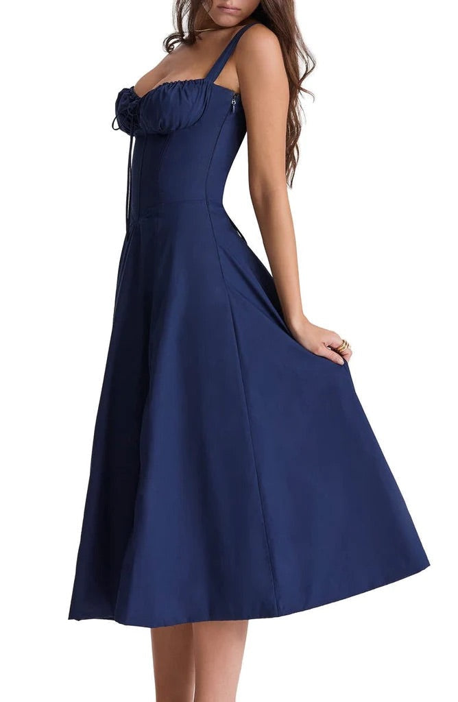Stijlvolle gebloemde zomerjurk met tailleaccent, perfect als feestjurk of elegante casual jurk.