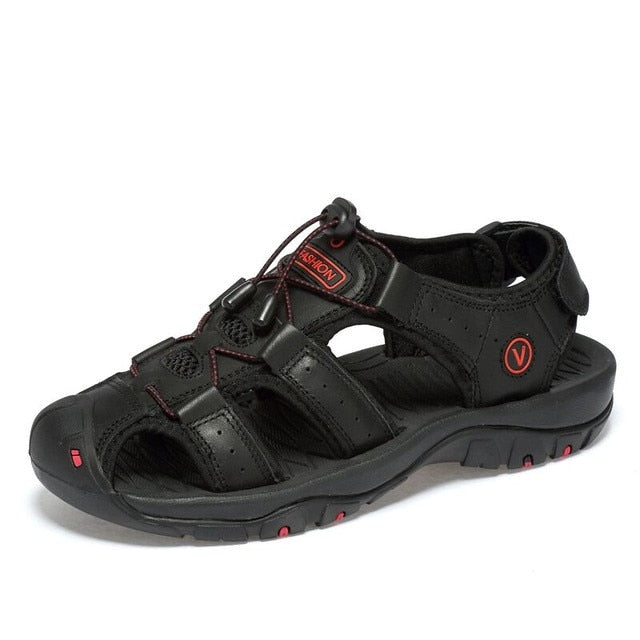 Detaillering van verstelbare banden op heren wandelsandalen, zorgt voor een comfortabele en gepersonaliseerde pasvorm.