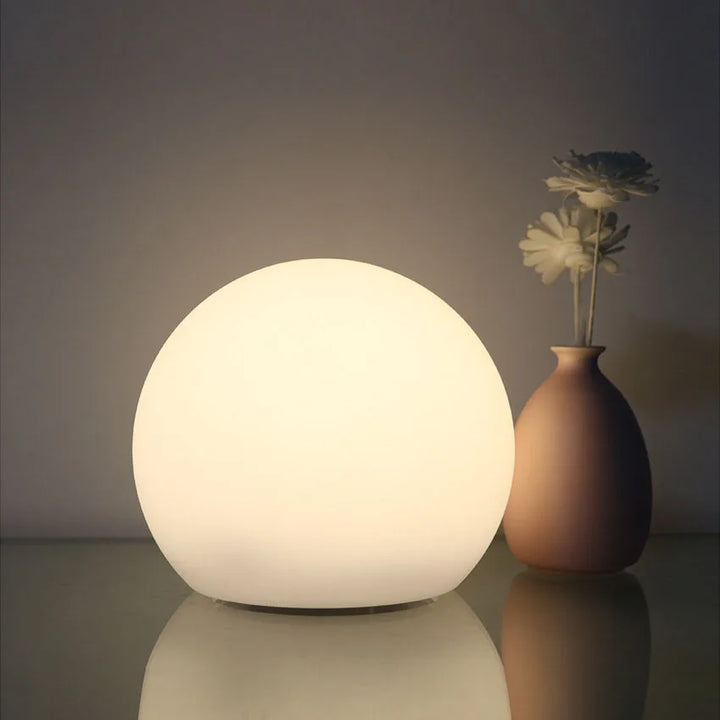 Kleurrijke draadloze LED tafellamp voor sfeervolle verlichting; oplaadbaar design lampje voor interieur.