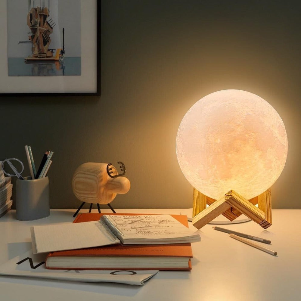 Sfeervolle LunaGlow LED maanlamp als nachtlampje voor slaapkamer, creëert rustgevende verlichting.