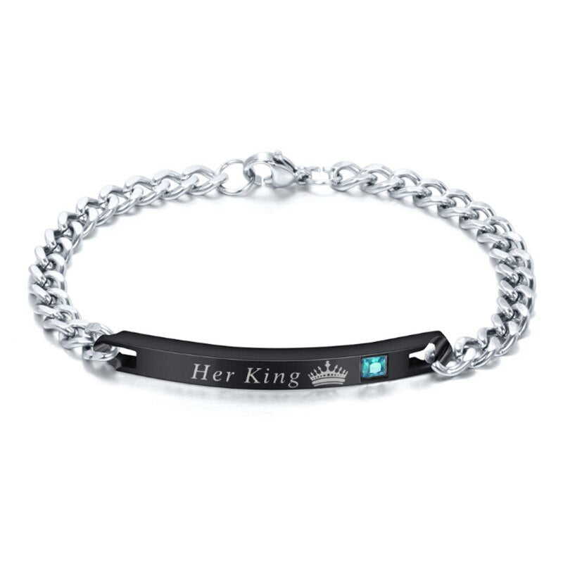 Detail van de elegante koppelarmband, hoogwaardig sieraad dat liefde tussen partners symboliseert.