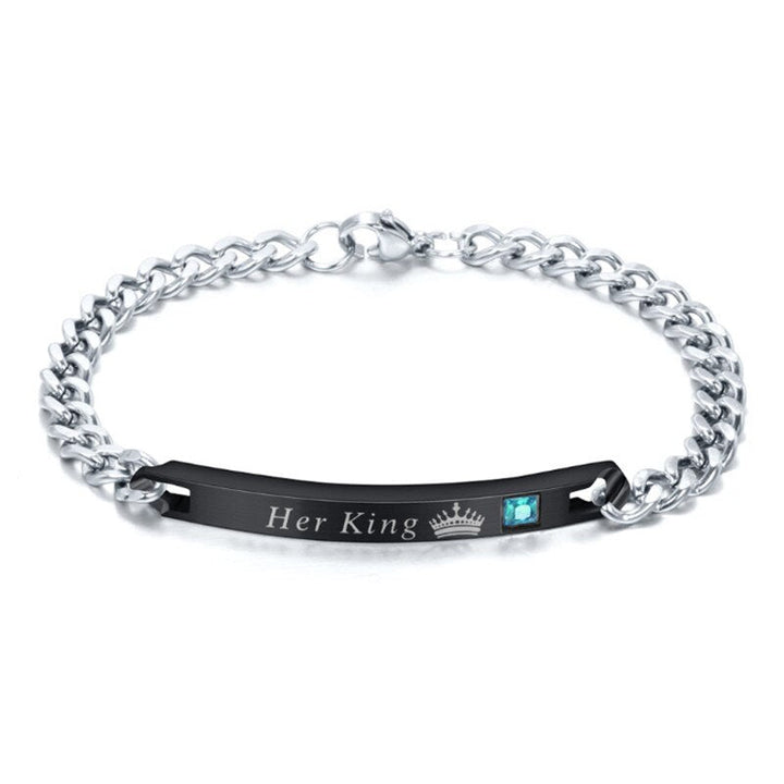 Detail van de elegante koppelarmband, hoogwaardig sieraad dat liefde tussen partners symboliseert.