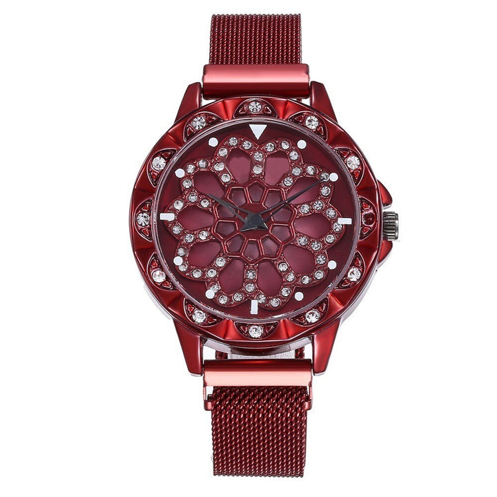 Detailopname van kristallen wijzerplaat: dames bloemhorloge met glinsterende stenen en rosegouden accenten.