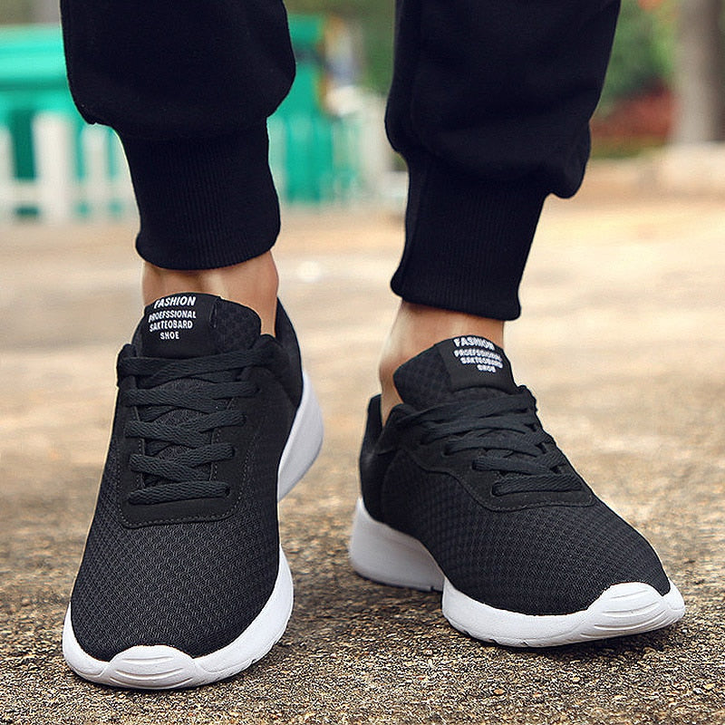 Moderne lichtgewicht zwarte herensneakers, comfortabel voor de herfst en dagelijkse mode.