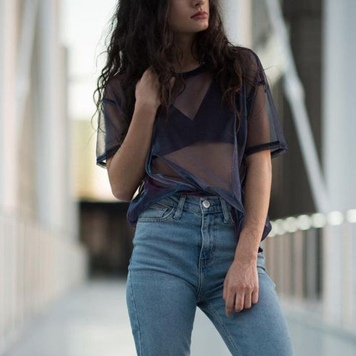 Transparante zomertop voor dames in blauw, met lange mouwen. Een sexy en comfortabele blouse, ideaal voor warme dagen.