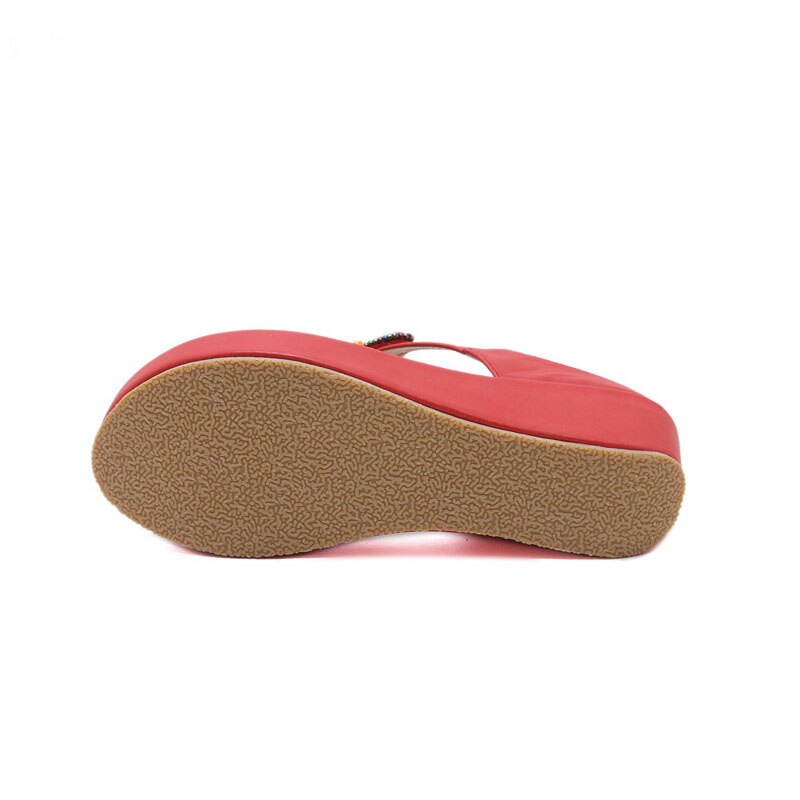 Actiebeeld van dames met trendy zomer sandalen op het strand. Ideaal als strand sandalen of voor de stad.