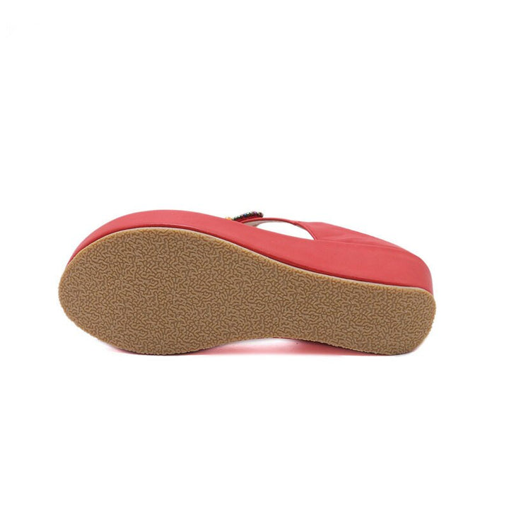 Actiebeeld van dames met trendy zomer sandalen op het strand. Ideaal als strand sandalen of voor de stad.