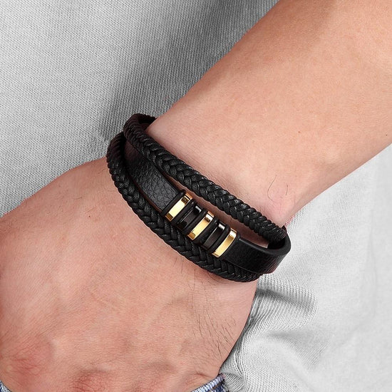 Zwarte leren heren armband met stijlvolle roestvrijstalen sluiting, accessoire voor de moderne man.