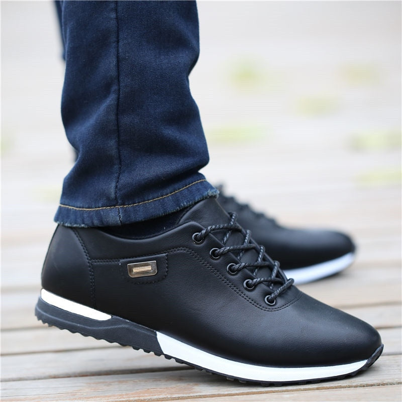 Gedetailleerde foto van de binnenvoering van een stijlvolle heren casual sneaker, focus op comfort voor de voeten.