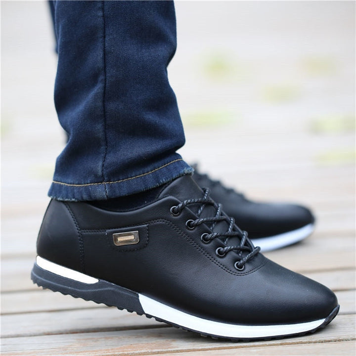 Gedetailleerde foto van de binnenvoering van een stijlvolle heren casual sneaker, focus op comfort voor de voeten.