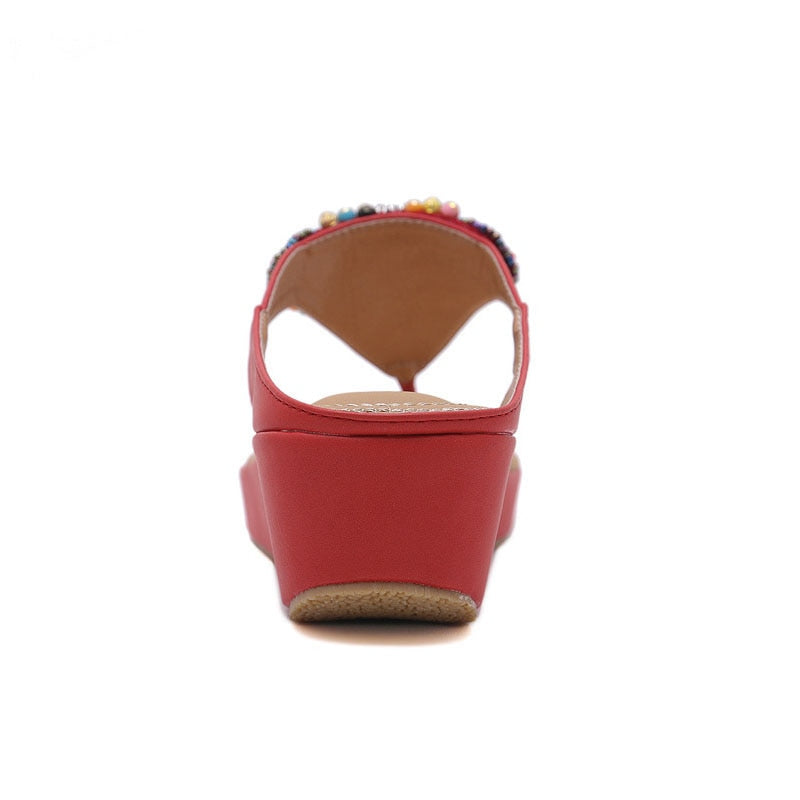 Dames sandalen gedragen aan de voet, toont het comfort en de stijl. Trendy damesschoenen die perfect passen.