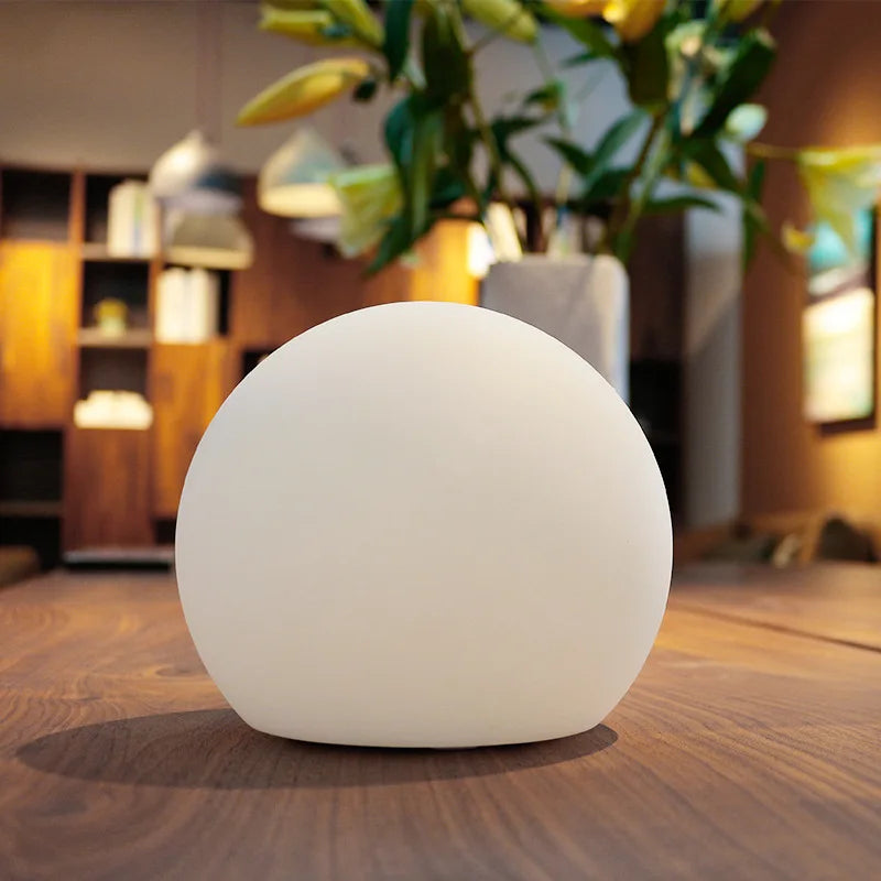 Design LED tafellamp, draadloos en kleurrijk; moderne sfeerverlichting als oplaadbaar nachtlampje.