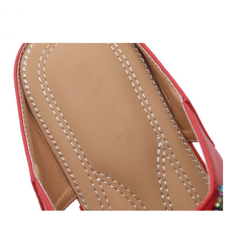Close-up van de zool van comfortabele dames zomer sandalen. Optimale demping voor lange dagen, trendy design.