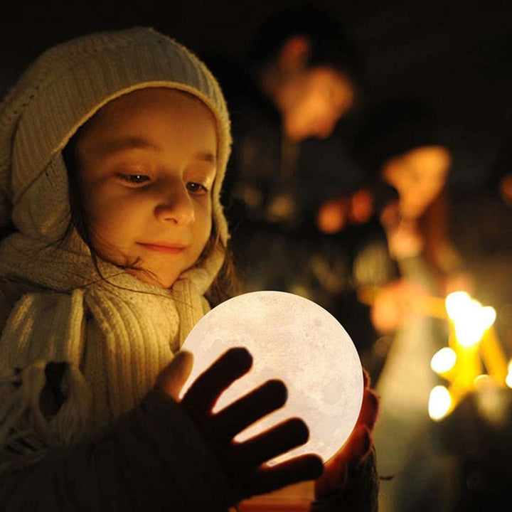 Gedetailleerde weergave van de LunaGlow maanlamp, sfeervolle LED verlichting met realistische maantextuur.