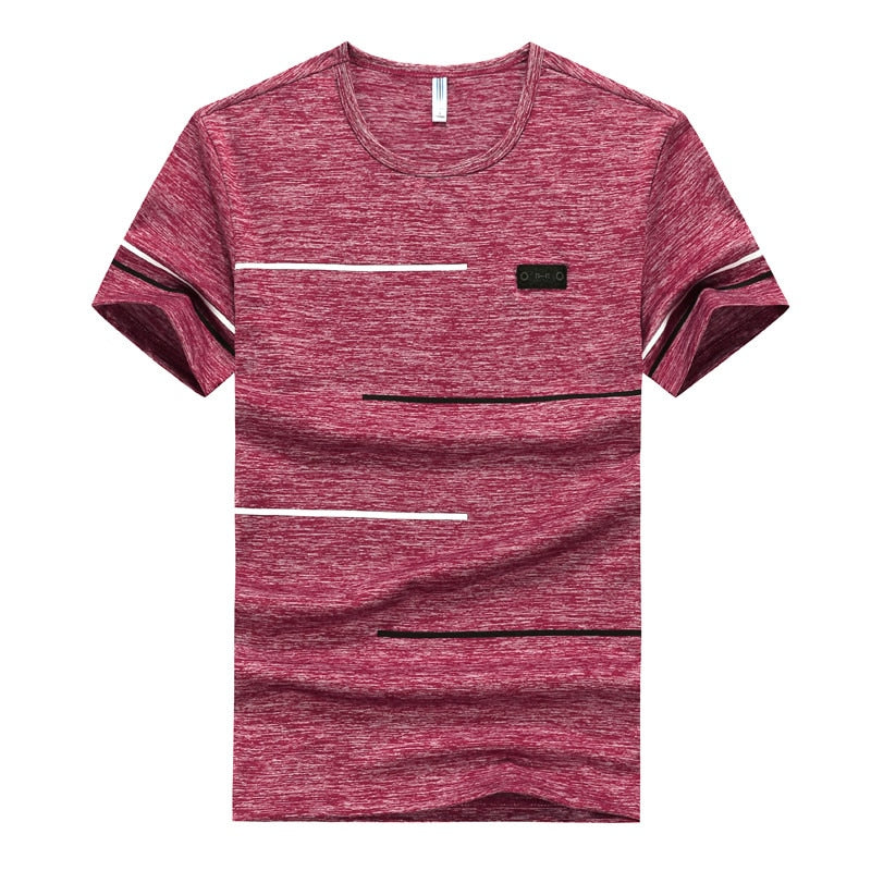 Actieve man in comfortabel heren sport T-shirt, perfect voor fitness en training. Ademende sportkleding.