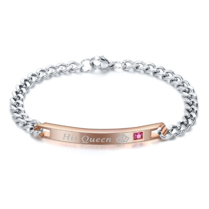 Koppel draagt bijpassende armbanden, elegant en tijdloos sieraad; het perfecte liefdescadeau.