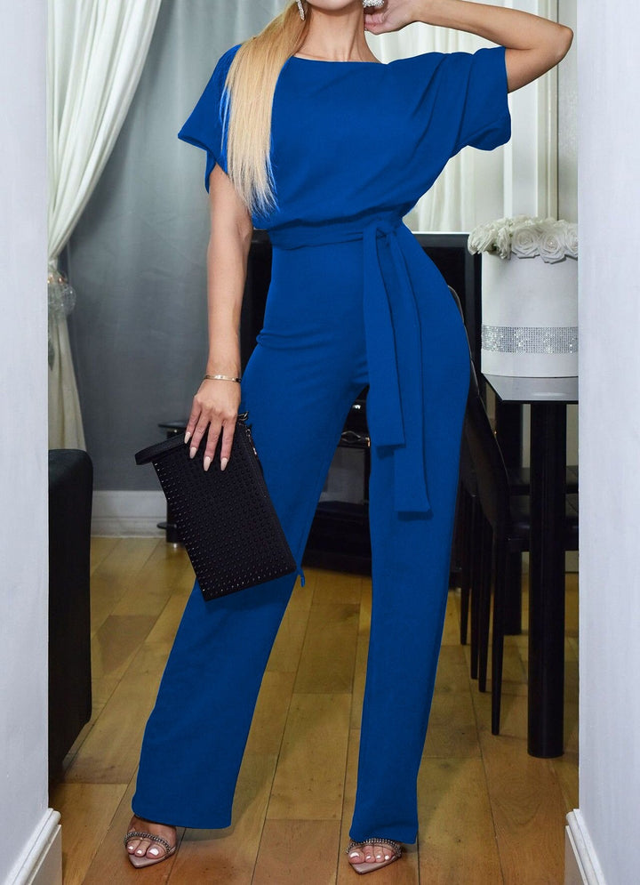 Detail van de stof van de elegante dames jumpsuit met hoge taille. Zachte, comfortabele dameskleding.